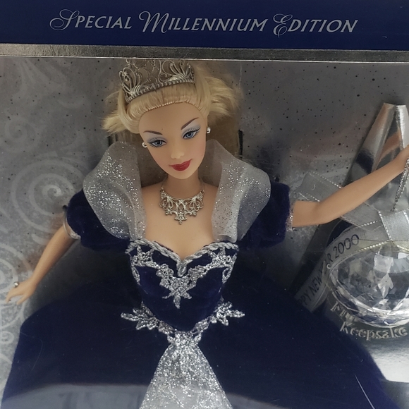 Collector's Millennium Princess Barbie - Picture 6 of 8